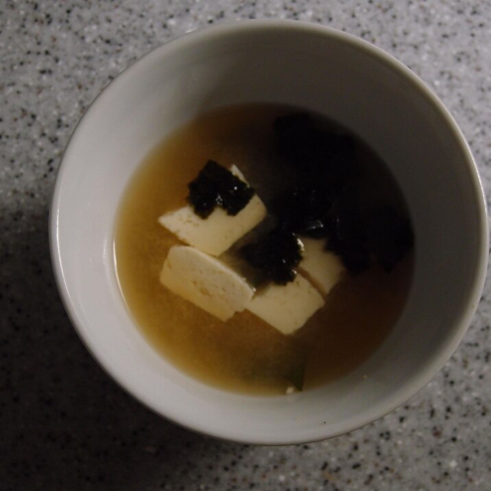 糀味噌で作る豆腐と海苔のお味噌汁
